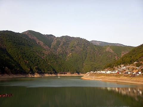 風屋貯水池と坊主尾山