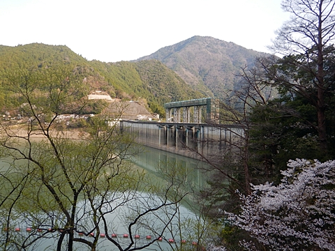 風屋ダムと高時山