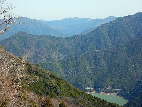 風屋貯水池と大峰前衛の山々