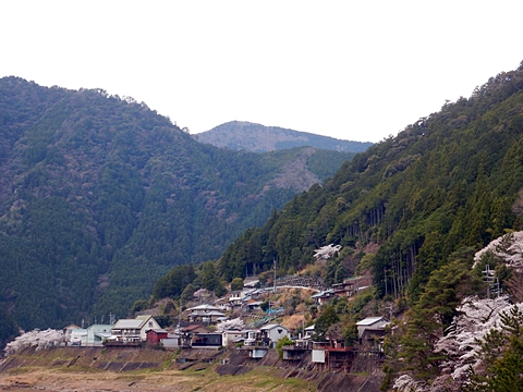風屋ダムから風屋集落と法主尾山
